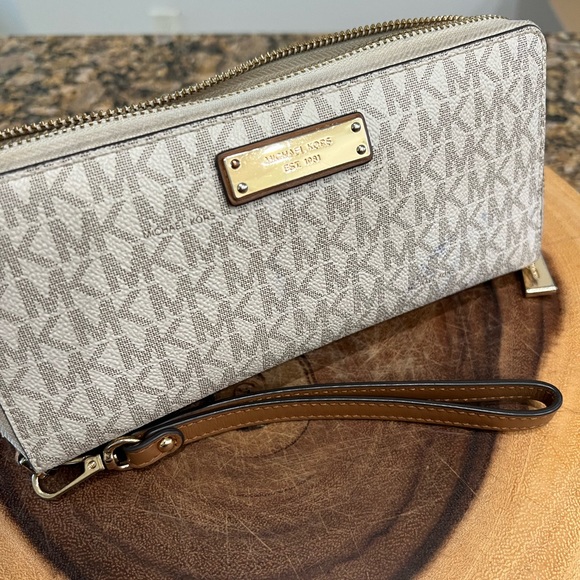 Michael Kors Abbey backpack and matching wallet - Picture 9 of 16